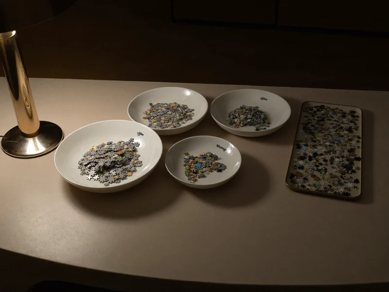 Gruppi di pezzi ordinati in ciotole di ceramica sotto luce calda